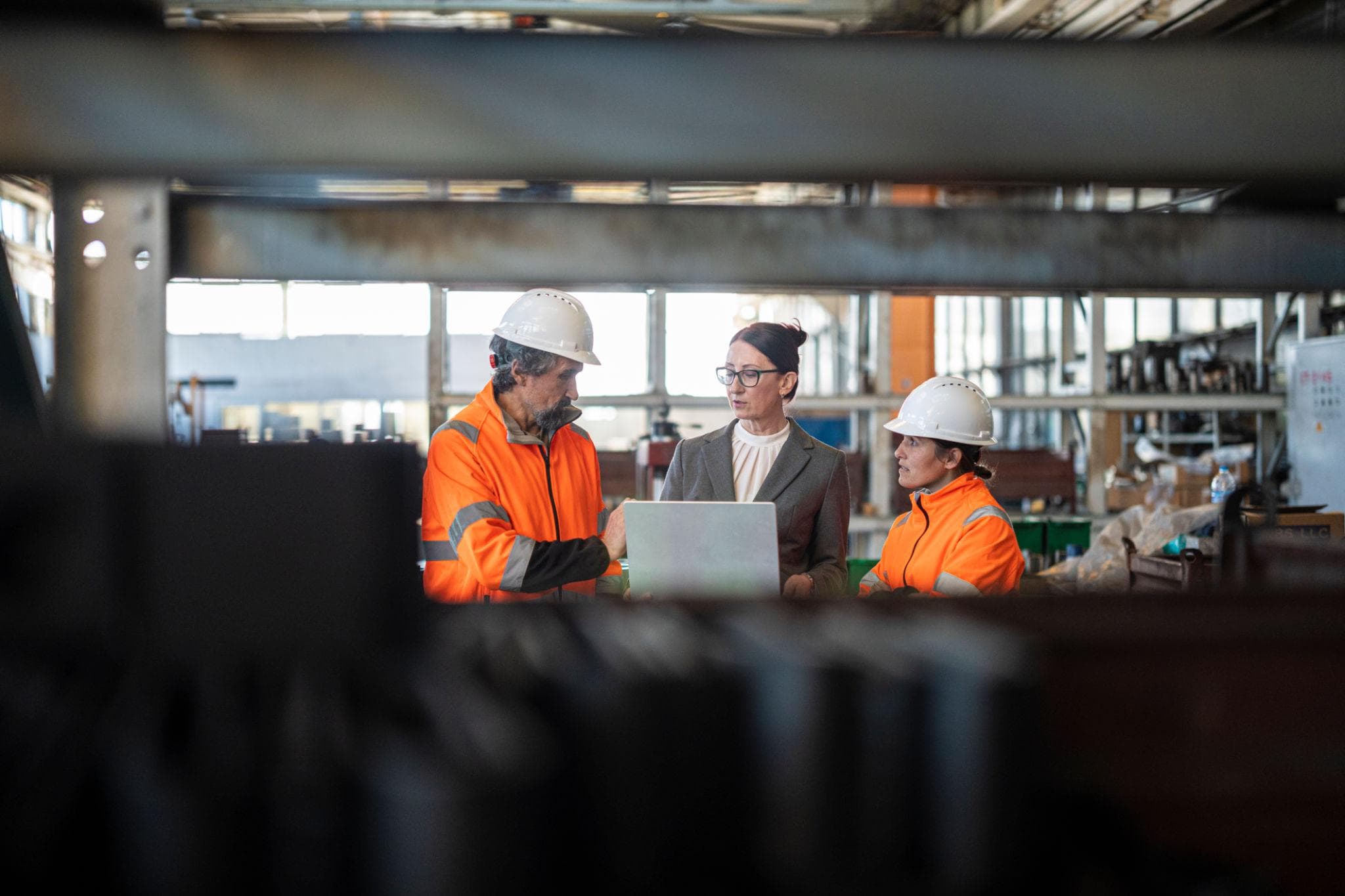 Consultant Maintellia accompagnant une équipe de techniciens maintenance sur site industriel
